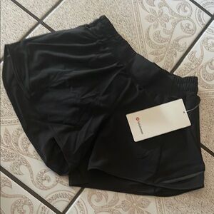 Lululemon Hotty Hot LR Short 4” Lined in black size 6